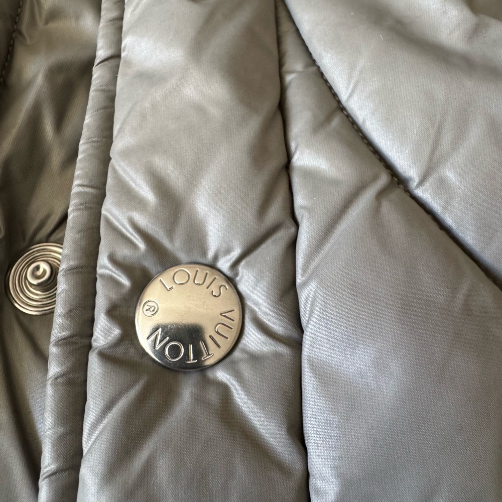 Louis Vuitton - Picture 3 of 5